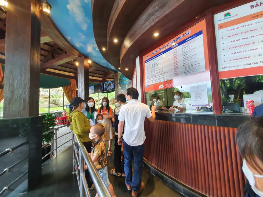 Du khách tham quan khu du lịch Công viên Suối khoáng nóng Núi Thần Tài. Ảnh: XUÂN QUỲNH