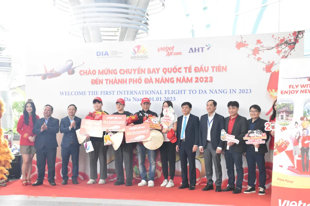 Trao 3 vé khứ hồi quốc tế cho 3 hành khách trên chuyến bay VJ879. Ảnh: XUÂN QUỲNH Trao 3 vé khứ hồi quốc tế cho 3 hành khách trên chuyến bay VJ879. Ảnh: XUÂN QUỲNH