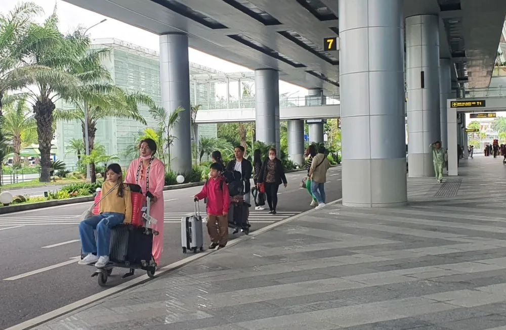 Du khách quốc tế đến với TP Đà Nẵng. Ảnh: XUÂN QUỲNH Du khách quốc tế đến với TP Đà Nẵng. Ảnh: XUÂN QUỲNH