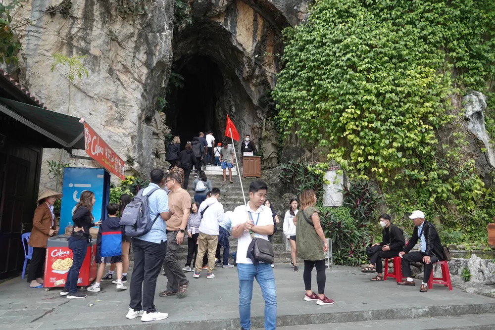 Khách đoàn tham quan Danh thắng Ngũ Hành Sơn. Ảnh: XUÂN QUỲNH