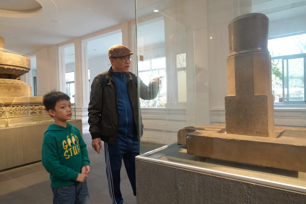 Một gia đình đến tham quan Bảo tàng điêu khắc Chăm. Ảnh: XUÂN QUỲNH