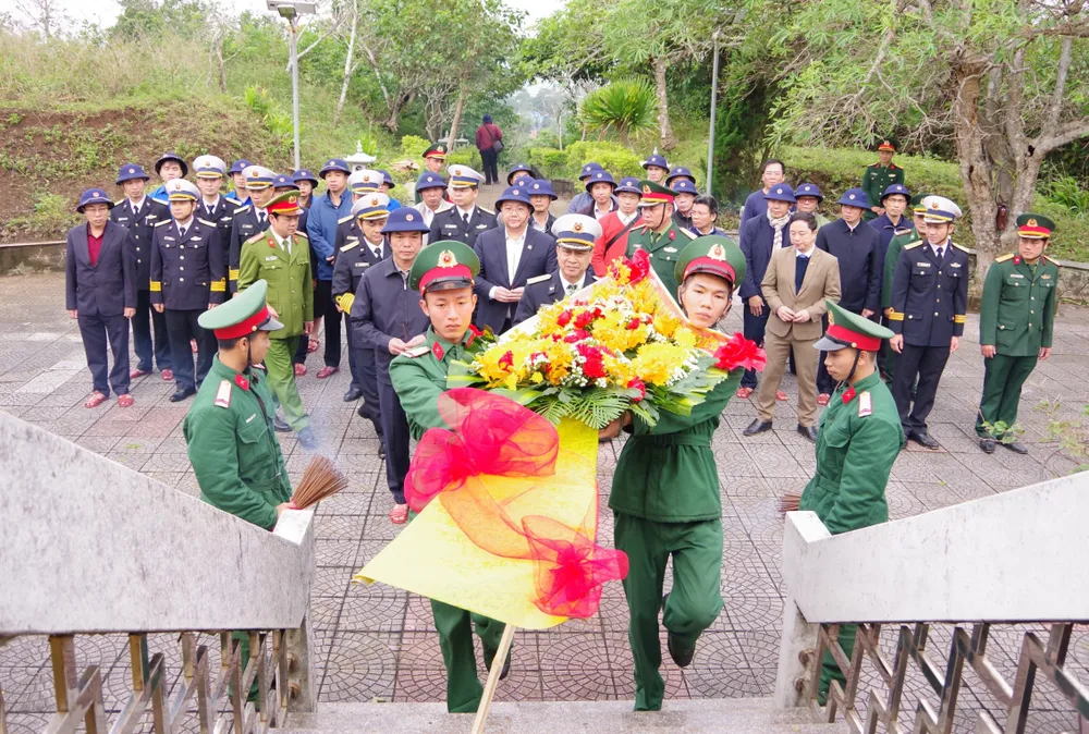 Đoàn công tác dâng hương tại Đài tưởng niệm các anh hùng liệt sĩ tại Đảo Cồn Cỏ Đoàn công tác dâng hương tại Đài tưởng niệm các anh hùng liệt sĩ tại Đảo Cồn Cỏ