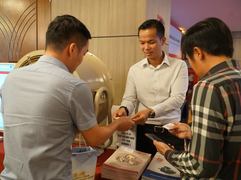 Doanh nghiệp trao đổi thông tin tại một hội nghị ở Đà Nẵng