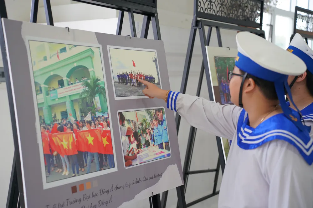 Điểm nổi bật của triển lãm lần này là hình ảnh tuổi trẻ hướng về biển đảo quê hương Điểm nổi bật của triển lãm lần này là hình ảnh tuổi trẻ hướng về biển đảo quê hương