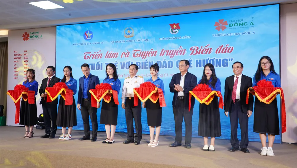 Nghi thức khai mạc triển lãm Nghi thức khai mạc triển lãm