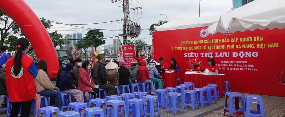 Người dân xếp hàng nhận phiếu tham gia hội chợ. Ảnh: XUÂN QUỲNH Người dân xếp hàng nhận phiếu tham gia hội chợ. Ảnh: XUÂN QUỲNH