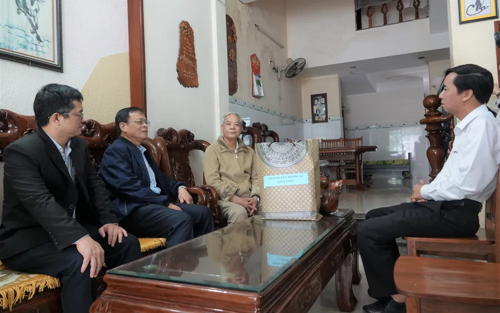 Ông Võ Ngọc Đồng, Chủ tịch UBND huyện Hoàng Sa dẫn đầu đoàn đến thăm nhà ông Nguyễn Văn Cúc. Ảnh: XUÂN QUỲNH