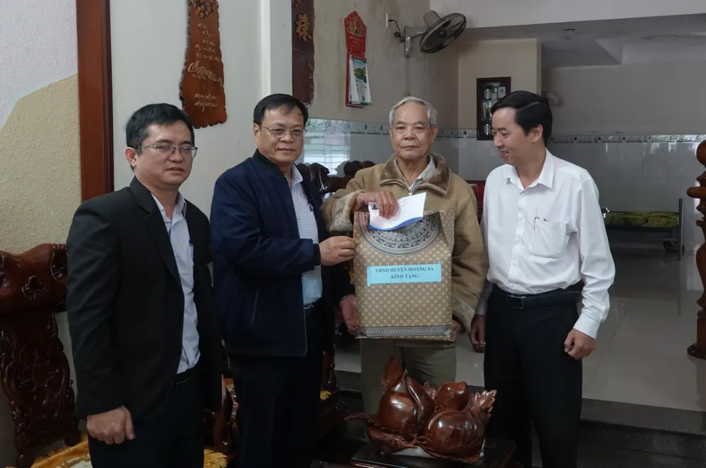 Trao tặng món quà tri ân đến những nhân chứng sinh sống tại TP Đà Nẵng. Ảnh: XUÂN QUỲNH