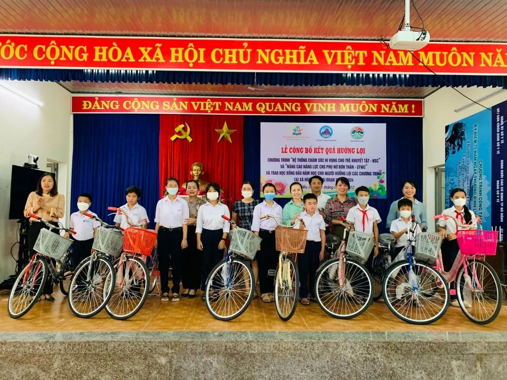 Hội LHPN xã Hòa Tiến (huyện Hòa Vang) trao xe đạp cho hội viên thuộc đối tượng phụ nữ đơn thân Hội LHPN xã Hòa Tiến (huyện Hòa Vang) trao xe đạp cho hội viên thuộc đối tượng phụ nữ đơn thân