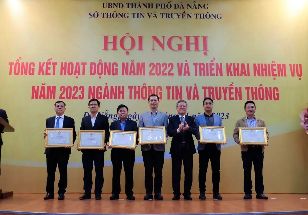 Tặng bằng khen 6 tập thể có thành tích xuất sắc trong công tác ứng dụng Công nghệ thông tin năm 2021 Tặng bằng khen 6 tập thể có thành tích xuất sắc trong công tác ứng dụng Công nghệ thông tin năm 2021