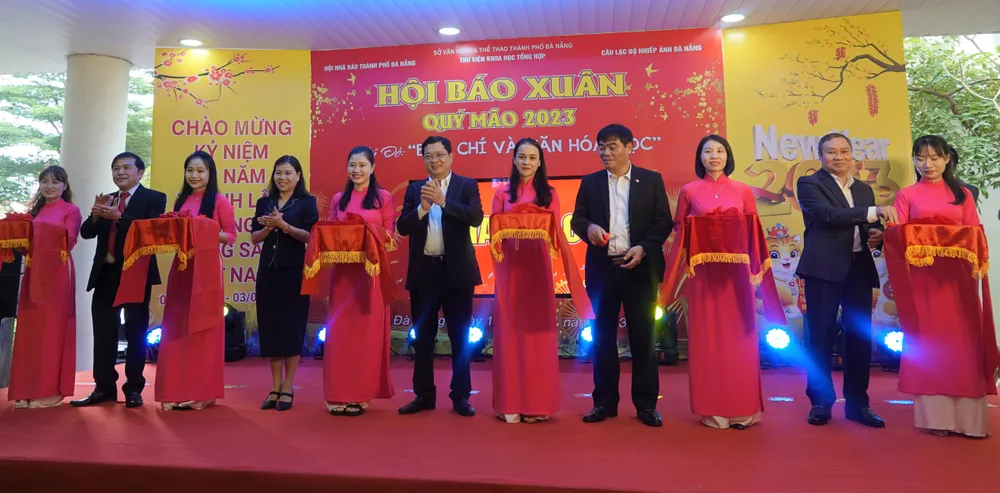 Các đại biểu cắt băng khai mạc Hội Báo xuân Quý Mão năm 2023