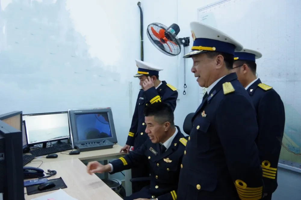 Các chiến sĩ Trạm ra đa 540, Trung đoàn 351, Vùng 3 Hải quân đang trong ca, kíp trực. Ảnh: ĐÌNH HƯỚNG Các chiến sĩ Trạm ra đa 540, Trung đoàn 351, Vùng 3 Hải quân đang trong ca, kíp trực. Ảnh: ĐÌNH HƯỚNG