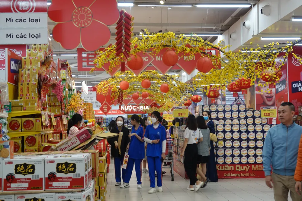 Sinh viên, người lao động đến mua hàng tại Siêu thị Big C dịp cận tết khá lớn