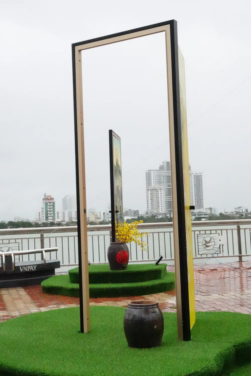 Ngay sau đoạn nhà chồ là những cánh cửa mở đến tương lai được tô vẽ bằng nhiều hình ảnh độc đáo