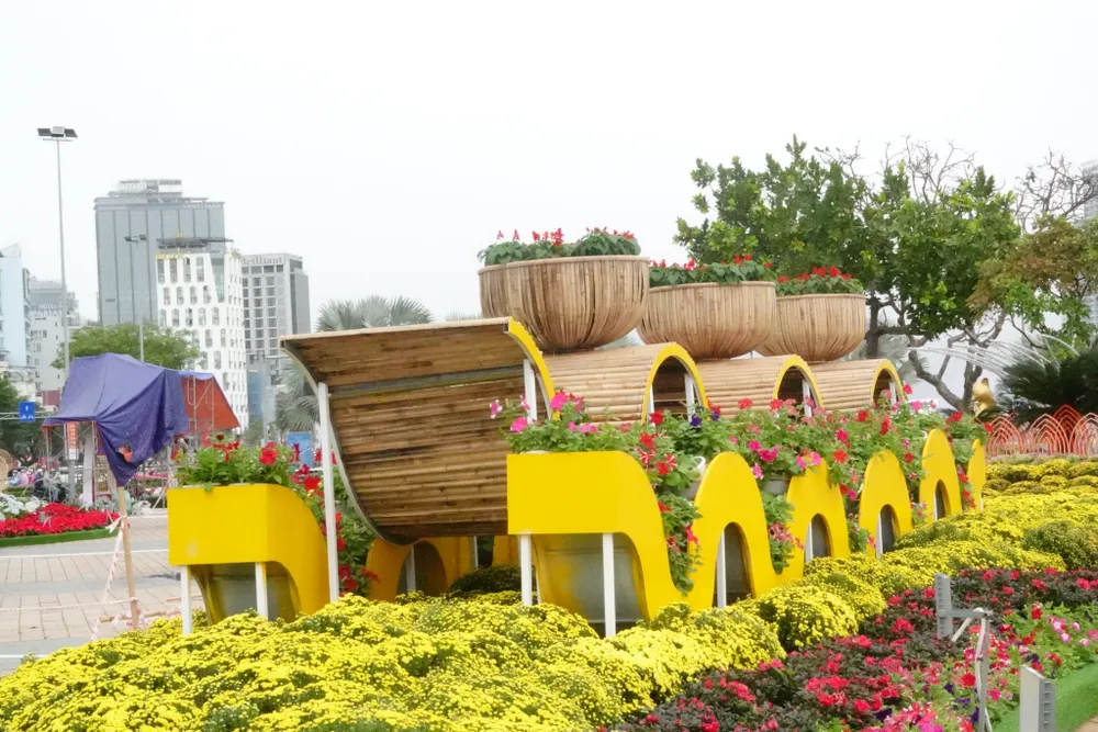 Hoa trang trí được tạo dạng theo nhiều kiểu