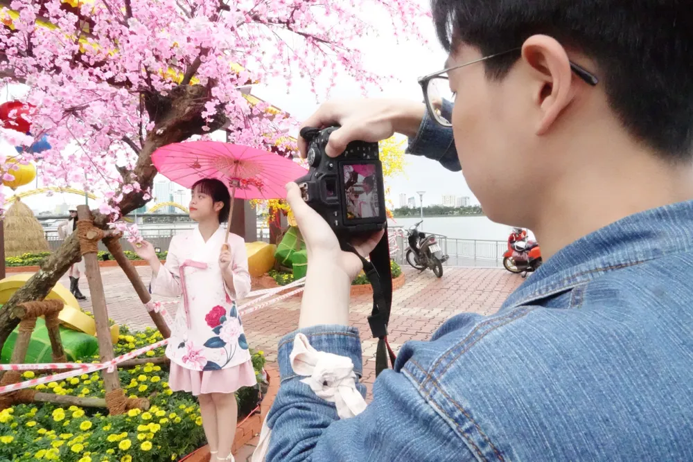 Dù con đường hoa chưa đưa vào hoạt động, nhưng cảnh sắc đường hoa đã thu hút nhiều bạn trẻ đến check-in sớm