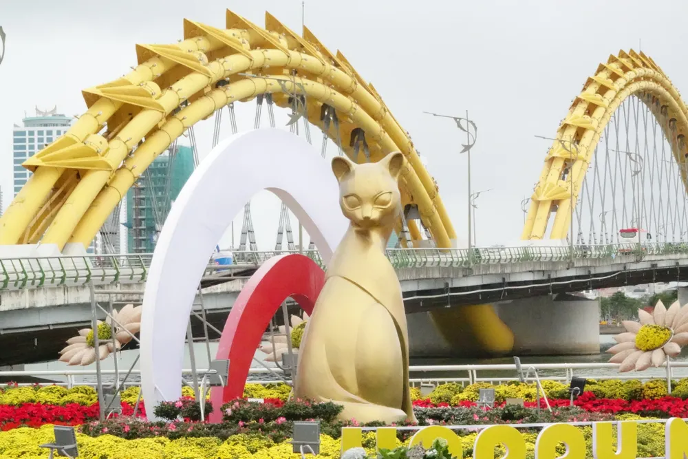 Linh vật Tết Quý Mão với nhiều kiểu dáng, sắc thái khiến người người dân và du khách thích thú