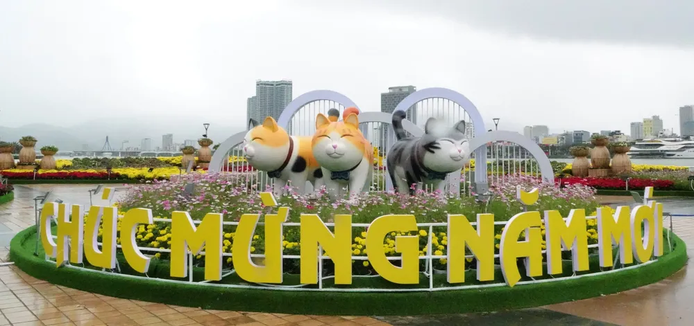 Linh vật Tết Quý Mão với nhiều kiểu dáng, sắc thái khiến người người dân và du khách thích thú