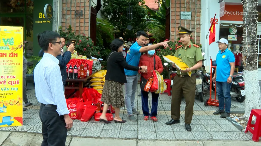 Công an quận Thanh Khê cùng lực lượng tình nguyện hỗ trợ đưa bà con lên xe. Ảnh: XUÂN QUỲNH Công an quận Thanh Khê cùng lực lượng tình nguyện hỗ trợ đưa bà con lên xe. Ảnh: XUÂN QUỲNH