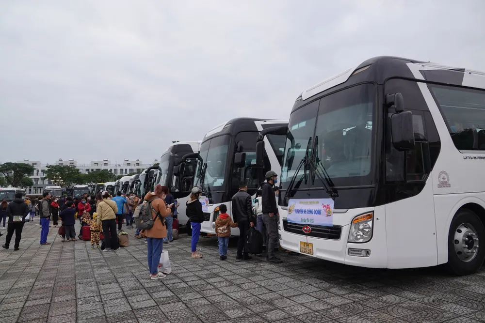 67 chuyến xe sẽ đưa 2.770 người lao động và gia đình về quê đón tết. Ảnh: XUÂN QUỲNH 67 chuyến xe sẽ đưa 2.770 người lao động và gia đình về quê đón tết. Ảnh: XUÂN QUỲNH