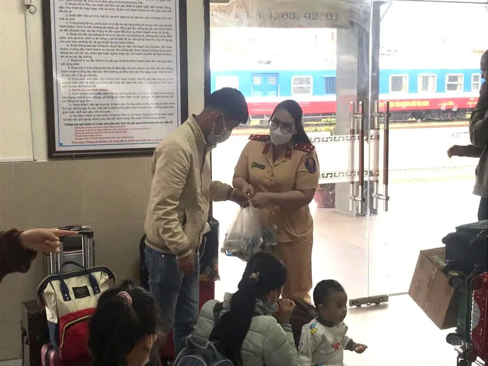 Lực lượng CSGT hỗ trợ thức ăn, nước uống tại Ga Đà Nẵng