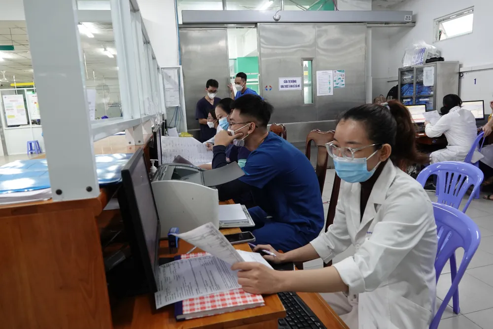 Mỗi ca trực cấp cứu được bố trí 6 bác sĩ, 10 điều dưỡng, 4 nhân viên phục vụ làm việc