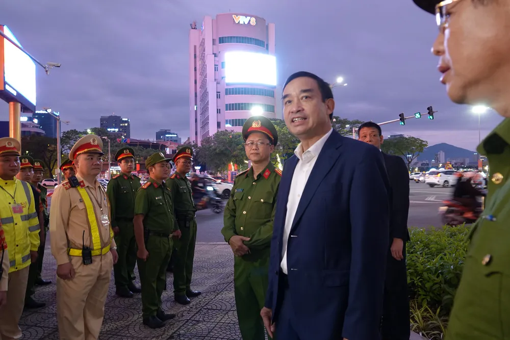 Ông Lê Trung Chinh, Chủ tịch UBND TP Đà Nẵng đến thăm lực lượng 911 – Công an TP Đà Nẵng tại chốt Cổ viện Chàm