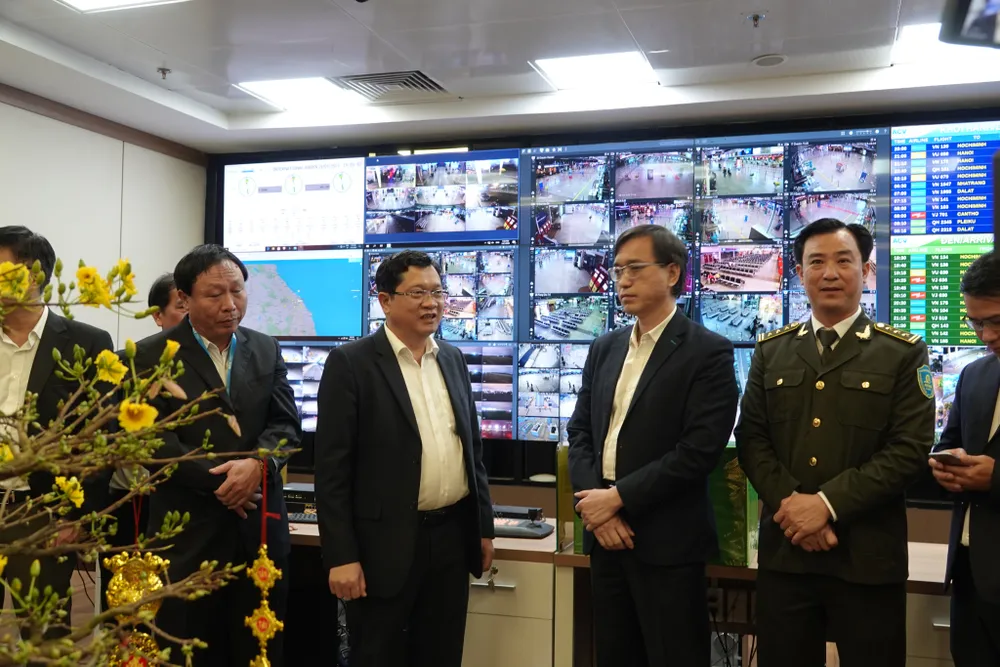 Ông Trần Phước Sơn, Phó Chủ tịch HĐND TP Đà Nẵng trao đổi với lãnh đạo Cảng hàng không Đà Nẵng