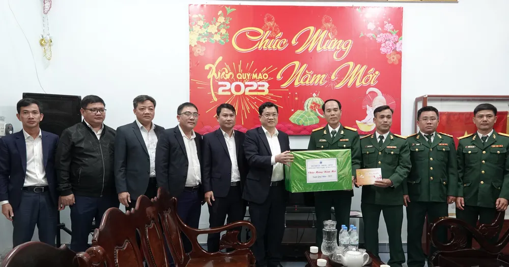 Ông Trần Phước Sơn, Phó Chủ tịch HĐND TP Đà Nẵng thăm, động viên Trung đoàn 971