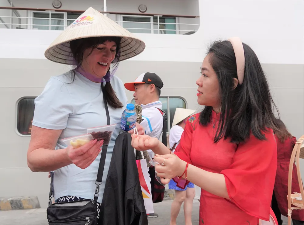 Giới thiệu với du khách một vài món ăn dịp Tết cổ truyền của Việt Nam. Ảnh: XUÂN QUỲNH Giới thiệu với du khách một vài món ăn dịp Tết cổ truyền của Việt Nam. Ảnh: XUÂN QUỲNH