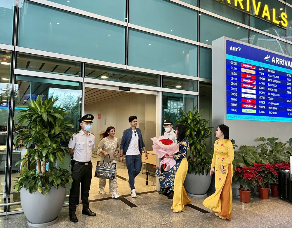 Đại diện Sở Du lịch Đà Nẵng tặng hoa chúc mừng cặp đôi người Ấn Độ đã đến địa phương Đại diện Sở Du lịch Đà Nẵng tặng hoa chúc mừng cặp đôi người Ấn Độ đã đến địa phương