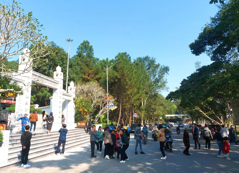 Người dân, du khách đến dâng hương, tham quan các khu di tích lịch sử ở Hà Tĩnh tăng đột biến. Ảnh: DƯƠNG QUANG Người dân, du khách đến dâng hương, tham quan các khu di tích lịch sử ở Hà Tĩnh tăng đột biến. Ảnh: DƯƠNG QUANG