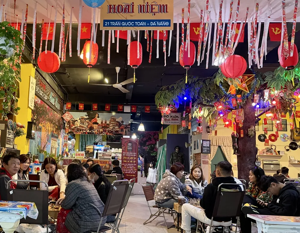 Nhiều gia đình chọn quán cà phê để cùng nhau chuyện trò đầu năm. Ảnh: XUÂN QUỲNH Nhiều gia đình chọn quán cà phê để cùng nhau chuyện trò đầu năm. Ảnh: XUÂN QUỲNH