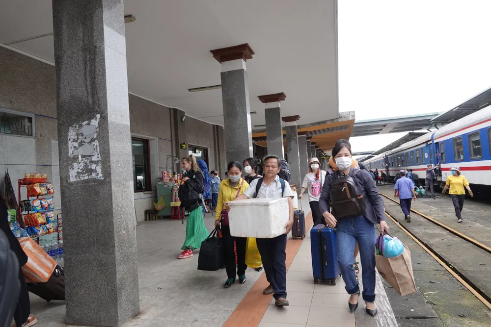 Người dân tay xách nách mang tại Ga Đà Nẵng. Ảnh: XUÂN QUỲNH