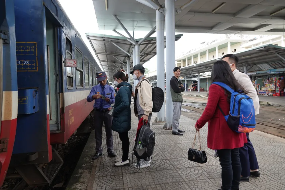 Nhân viên làm thủ tục soát vé tại Ga Đà Nẵng. Ảnh: XUÂN QUỲNH