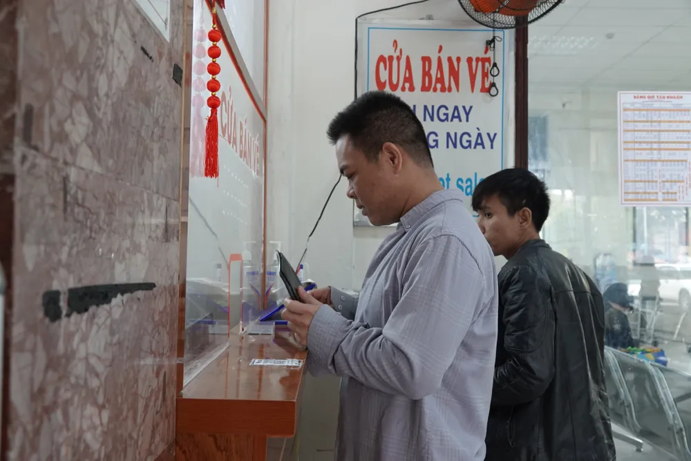 Người dân mua vé các chặng ngắn đi trong ngày. Ảnh: XUÂN QUỲNH