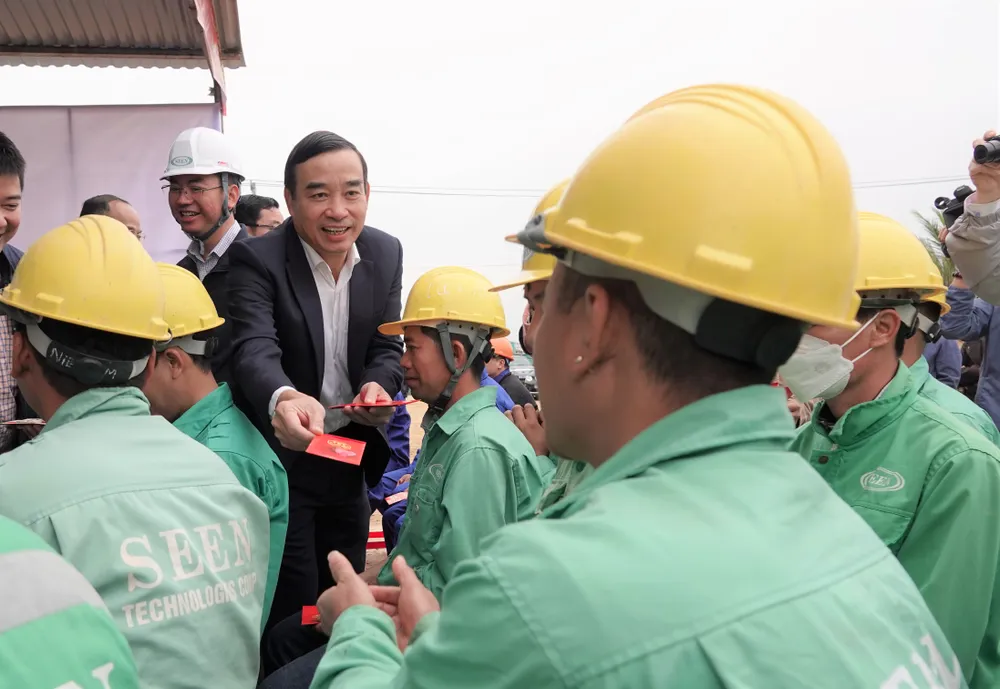 Ông Lê Trung Chinh, Chủ tịch UBND TP Đà Nẵng lì xì động viên cho lực lượng công nhân tại công trình, dự án. Ảnh: XUÂN QUỲNH Ông Lê Trung Chinh, Chủ tịch UBND TP Đà Nẵng lì xì động viên cho lực lượng công nhân tại công trình, dự án. Ảnh: XUÂN QUỲNH
