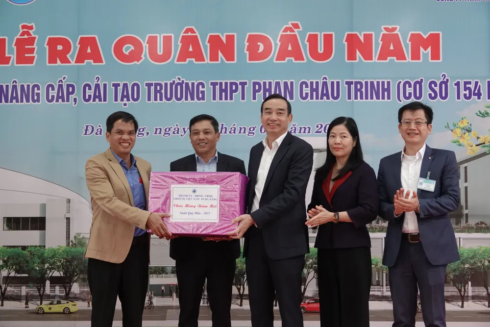 Ông Lê Trung Chinh, Chủ tịch UBND TP Đà Nẵng động viên các đơn vị tại dự án công trình xây dựng nâng cấp, cải tạo trường THPT Phan Châu Trinh (cơ sở 154 Lê Lợi) Ông Lê Trung Chinh, Chủ tịch UBND TP Đà Nẵng động viên các đơn vị tại dự án công trình xây dựng nâng cấp, cải tạo trường THPT Phan Châu Trinh (cơ sở 154 Lê Lợi)