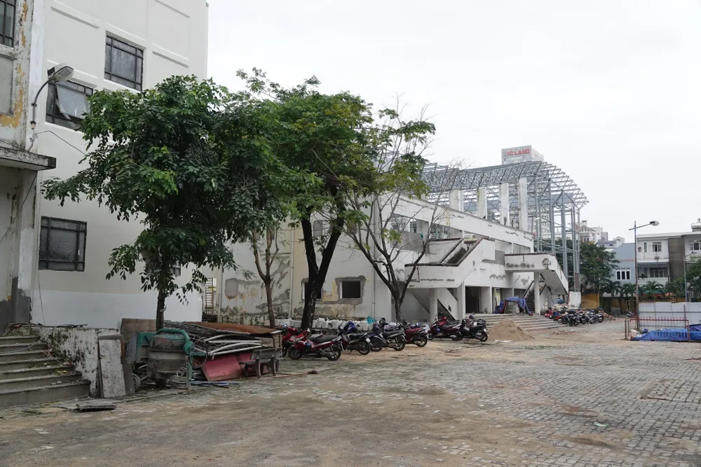 Tiến độ công trình xây dựng nâng cấp, cải tạo trường THPT Phan Châu Trinh (cơ sở 154 Lê Lợi) đạt gần 50%. Ảnh: XUÂN QUỲNH Tiến độ công trình xây dựng nâng cấp, cải tạo trường THPT Phan Châu Trinh (cơ sở 154 Lê Lợi) đạt gần 50%. Ảnh: XUÂN QUỲNH