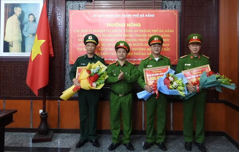 Đại tá Phan Văn Dũng, Phó Giám đốc Công an TP Đà Nẵng trao thưởng cho các lực lượng tham gia cứu hộ cứu nạn Đại tá Phan Văn Dũng, Phó Giám đốc Công an TP Đà Nẵng trao thưởng cho các lực lượng tham gia cứu hộ cứu nạn