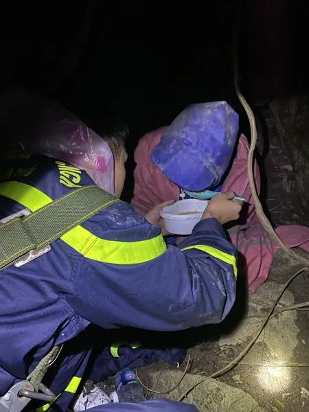 Cảnh sát PCCC và CNCH tiếp nước và thức ăn cho nạn nhân ngay tại hiện trường Cảnh sát PCCC và CNCH tiếp nước và thức ăn cho nạn nhân ngay tại hiện trường