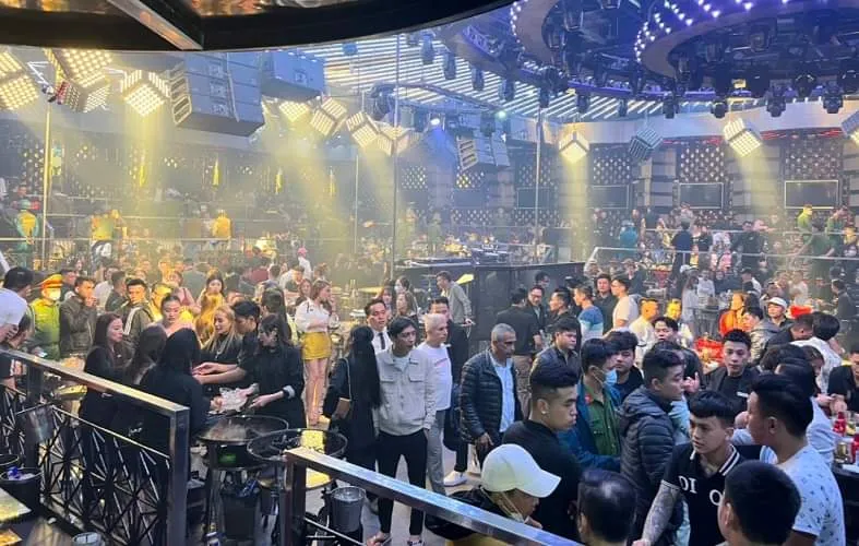 Lực lượng chức năng khống chế tại chỗ nhóm đối tượng có hành vi sử dụng, tàng trữ trái phép chất ma tuý Lực lượng chức năng khống chế tại chỗ nhóm đối tượng có hành vi sử dụng, tàng trữ trái phép chất ma tuý