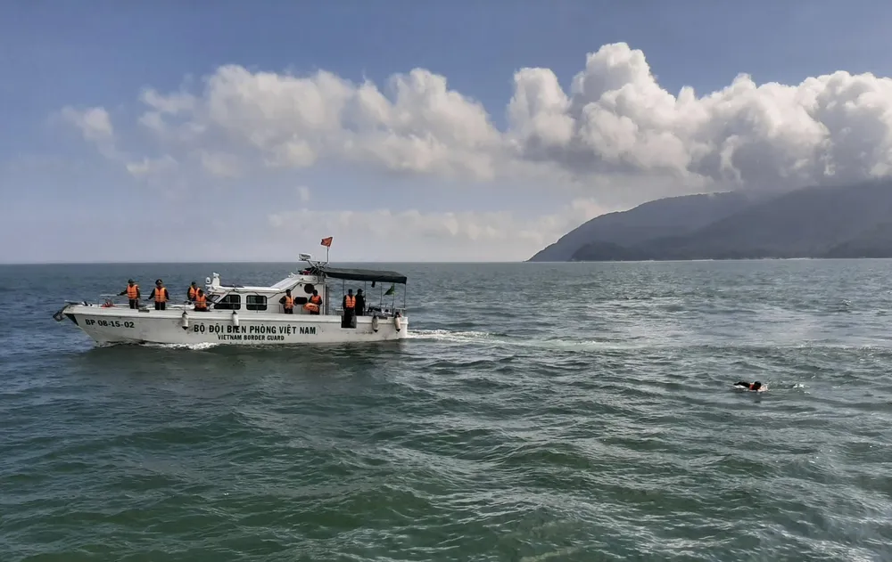 Bộ đội Biên phòng TP Đà Nẵng và thợ lặn tìm kiếm ngư dân mất tích