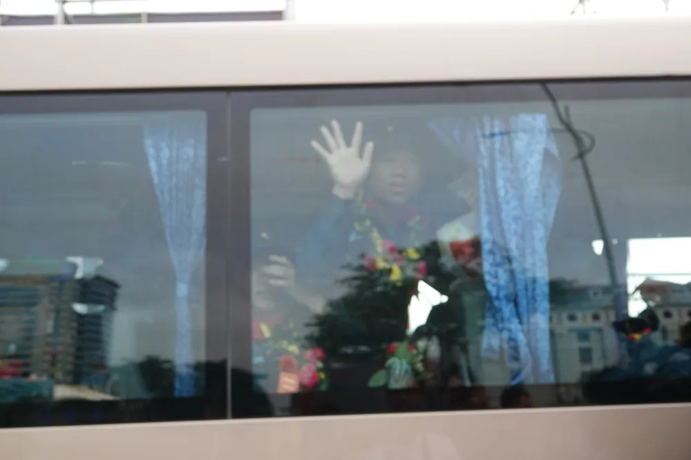 Các tân binh vẫy tay chào người thân lên đường nhập ngũ. Ảnh: XUÂN QUỲNH Các tân binh vẫy tay chào người thân lên đường nhập ngũ. Ảnh: XUÂN QUỲNH