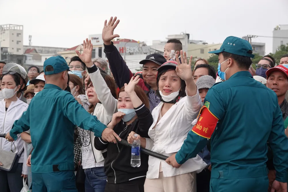 Người thân xúc động khi tiễn các tân binh nhập ngũ. Ảnh: XUÂN QUỲNH Người thân xúc động khi tiễn các tân binh nhập ngũ. Ảnh: XUÂN QUỲNH