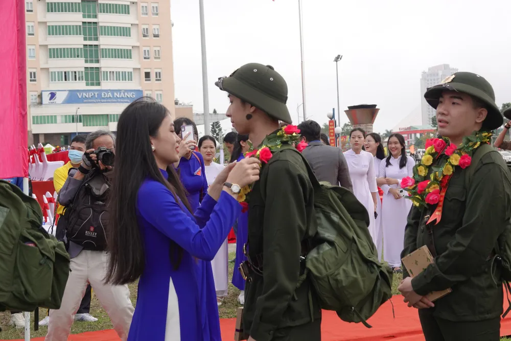 Những cái ôm cùng với lời hứa hẹn. Ảnh: XUÂN QUỲNH Những cái ôm cùng với lời hứa hẹn. Ảnh: XUÂN QUỲNH