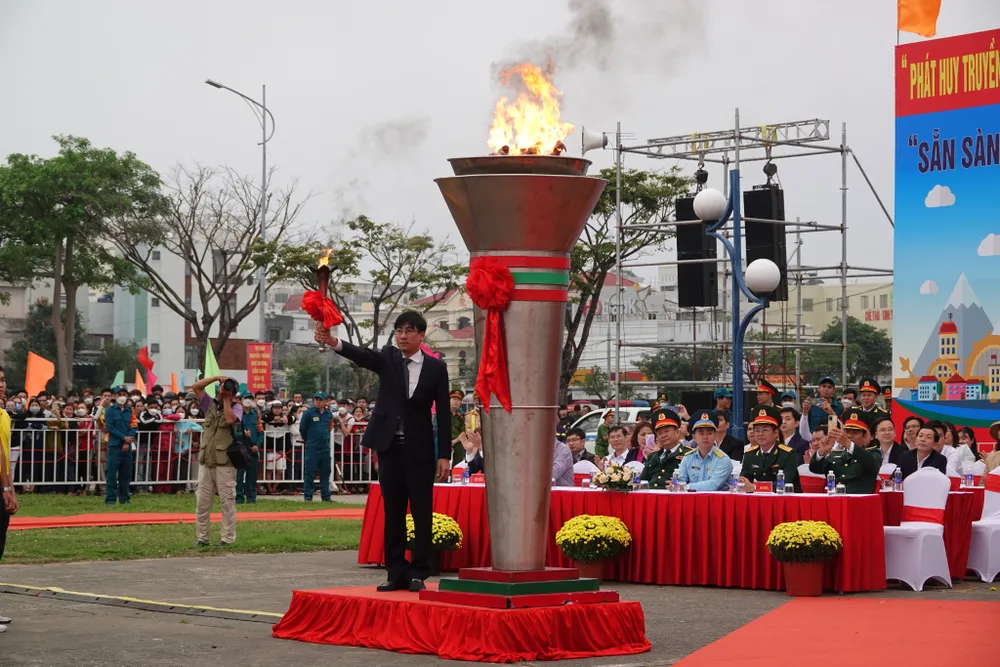 Ông Trần Thắng Lợi, Bí thư quận ủy Hải Châu đốt lửa mở đầu tại lễ giao quân. Ảnh: XUÂN QUỲNH Ông Trần Thắng Lợi, Bí thư quận ủy Hải Châu đốt lửa mở đầu tại lễ giao quân. Ảnh: XUÂN QUỲNH