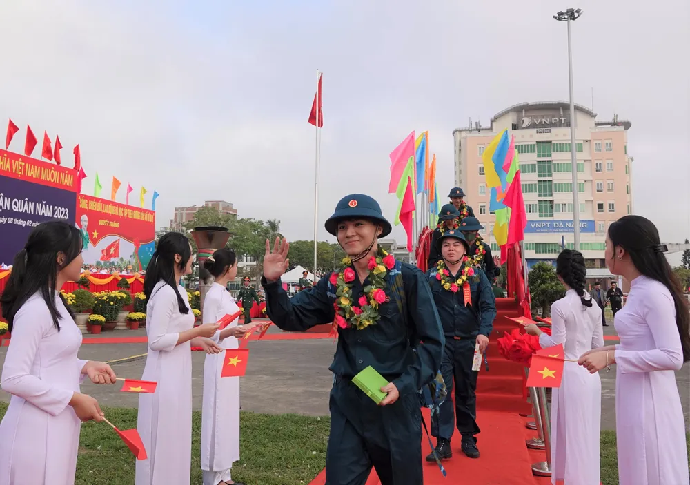 Tân binh vẫy tay bước qua cầu vinh quang. Ảnh: XUÂN QUỲNH Tân binh vẫy tay bước qua cầu vinh quang. Ảnh: XUÂN QUỲNH