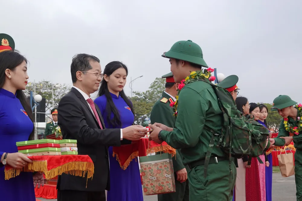 Ông Nguyễn Văn Quảng, Bí thư Thành ủy Đà Nẵng tặng quà động viên các tân binh trước giờ lên đường nhập ngũ tại lễ giao, nhận quân ở quận Hải Châu (TP Đà Nẵng). Ảnh: XUÂN QUỲNH Ông Nguyễn Văn Quảng, Bí thư Thành ủy Đà Nẵng tặng quà động viên các tân binh trước giờ lên đường nhập ngũ tại lễ giao, nhận quân ở quận Hải Châu (TP Đà Nẵng). Ảnh: XUÂN QUỲNH