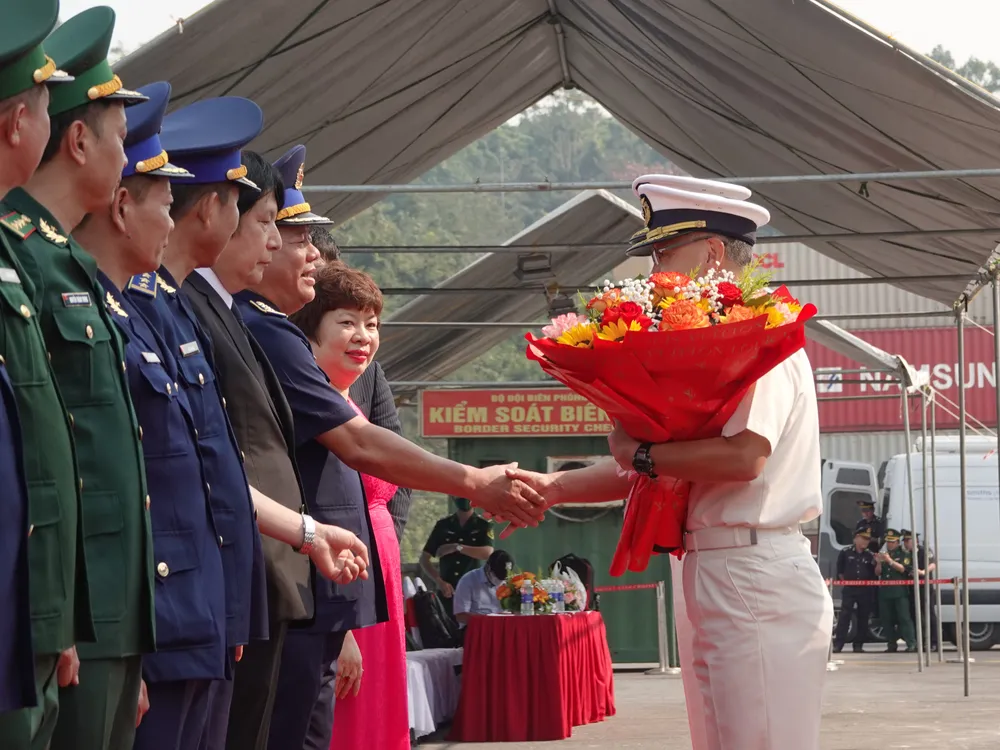 Đại tá Niwa Satoshi bắt tay các đại biểu phía Việt Nam. Ảnh: XUÂN QUỲNH Đại tá Niwa Satoshi bắt tay các đại biểu phía Việt Nam. Ảnh: XUÂN QUỲNH